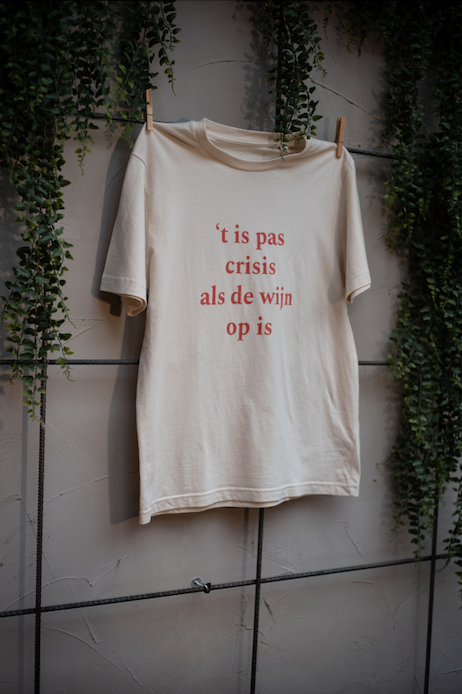 T-shirt / 't is pas crisis als de wijn op is / natural raw