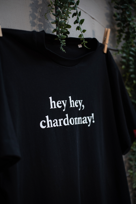 T-shirt / hey hey, chardonnay! / zwart