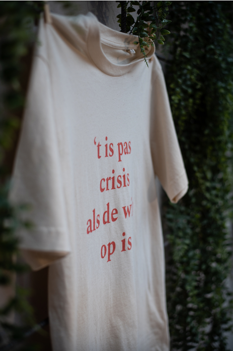 T-shirt / 't is pas crisis als de wijn op is / natural raw