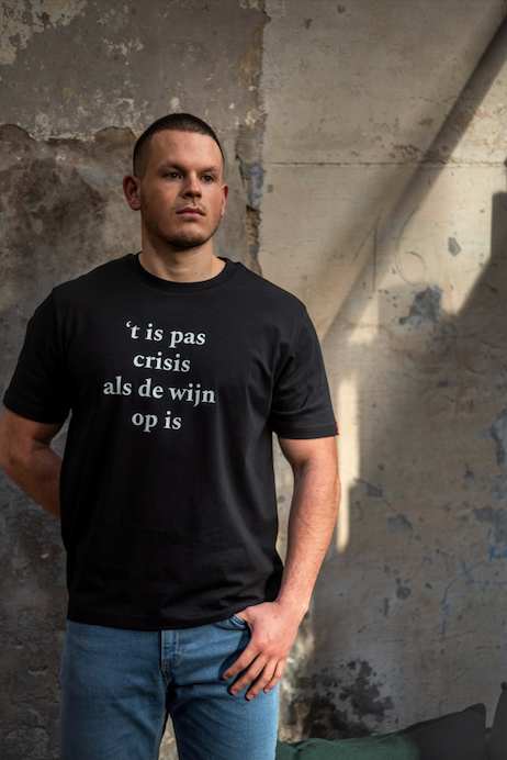 T-shirt / 't is pas crisis als de wijn op is / zwart