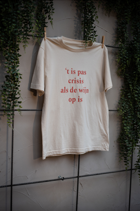 / T-shirt / 't is pas crisis als de wijn op is / natural raw