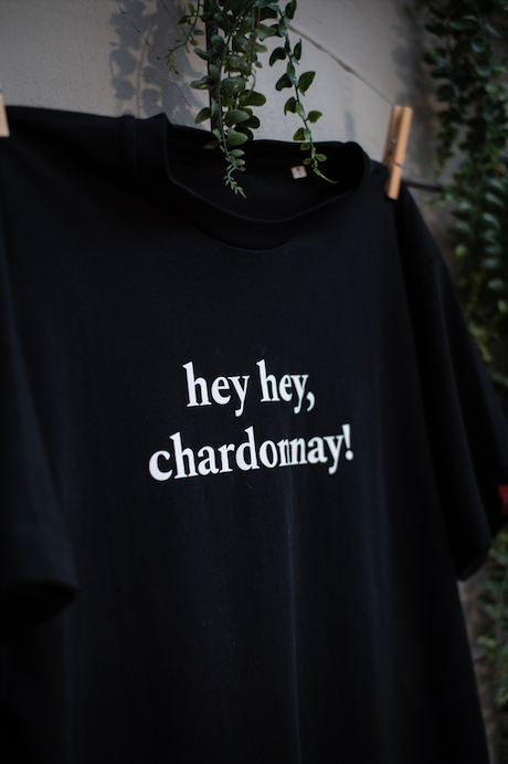 / T-shirt / hey hey, chardonnay! / zwart