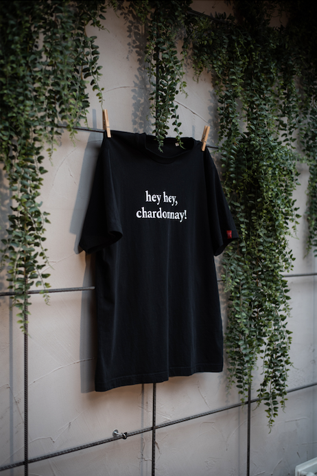 / T-shirt / hey hey, chardonnay! / zwart