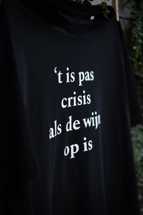 T-shirt / 't is pas crisis als de wijn op is / zwart