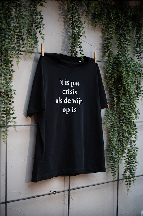 / T-shirt / 't is pas crisis als de wijn op is / zwart