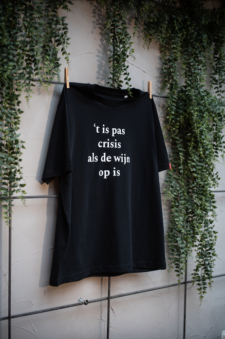 T-shirt / 't is pas crisis als de wijn op is / zwart