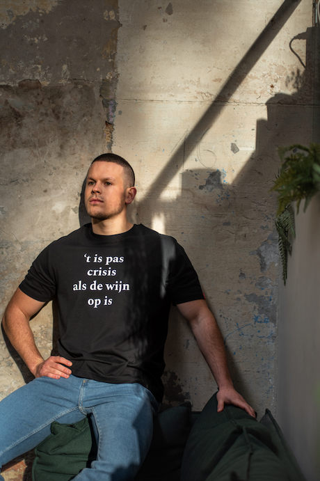 T-shirt / 't is pas crisis als de wijn op is / zwart