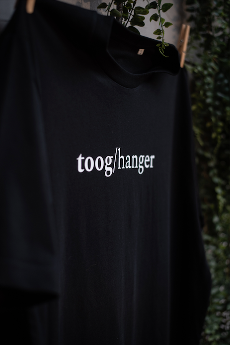 / T-shirt / tooghanger / zwart