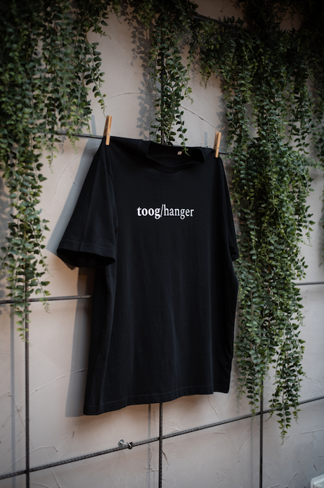 / T-shirt / tooghanger / zwart